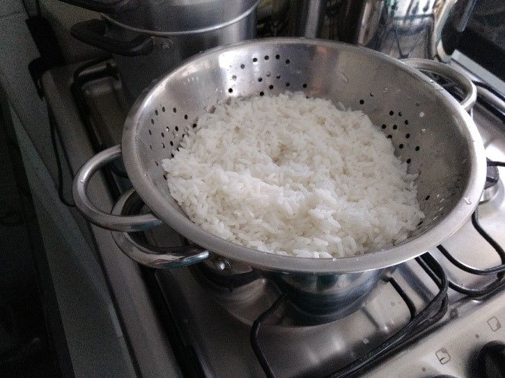 Arroz branco escorrido