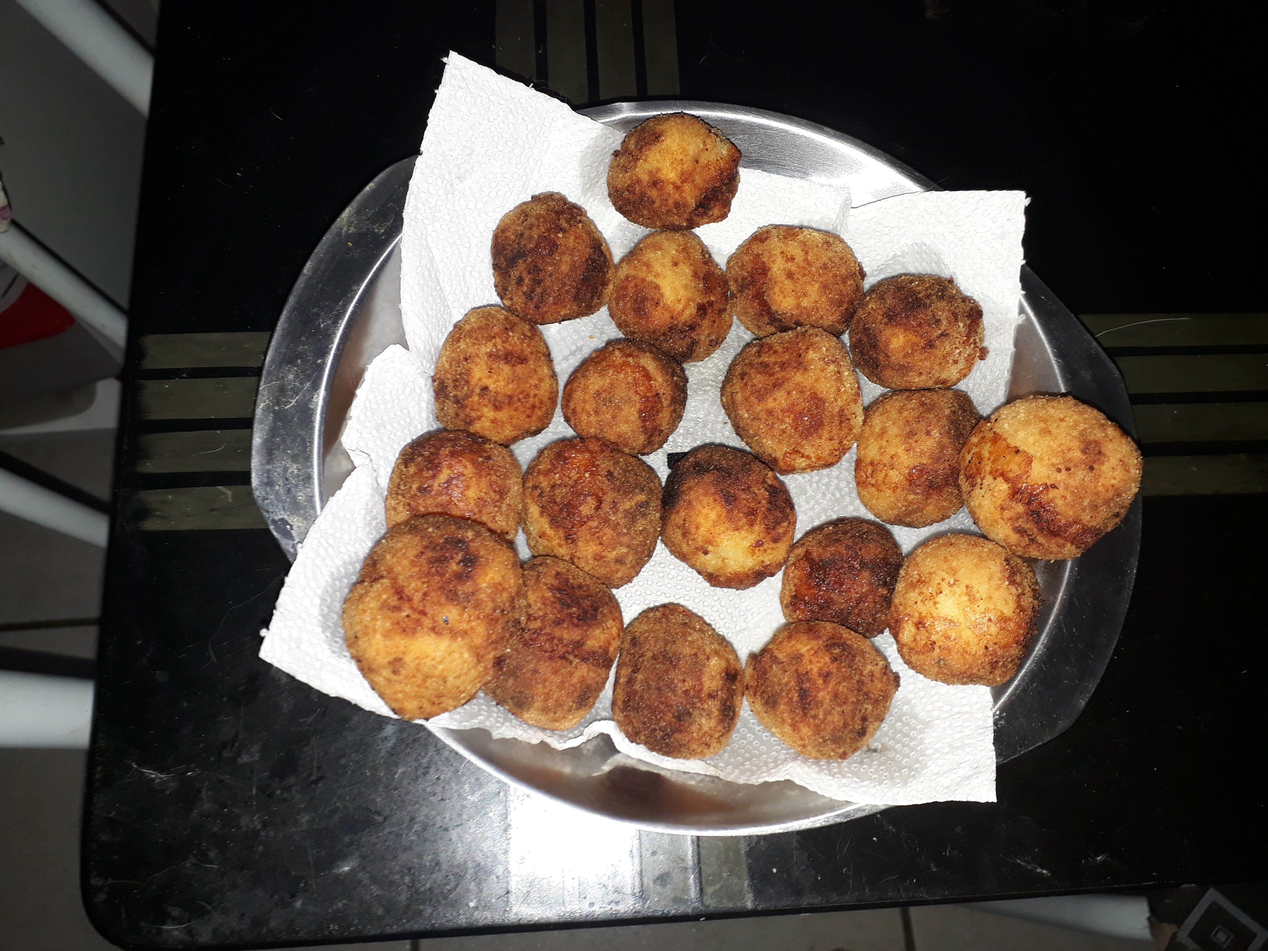 Bolinha de queijo e frango