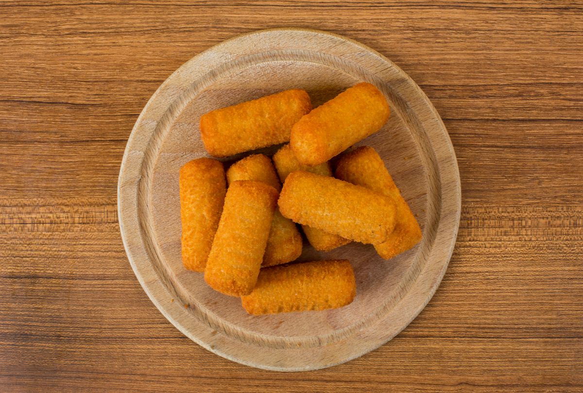 Bolinho de batata recheado e empanado com farofa Yoki