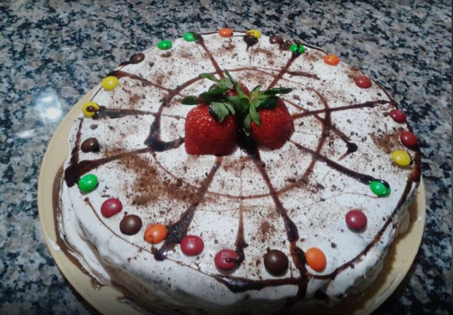 Bolo de brigadeiro e achocolatado com flocos crocantes