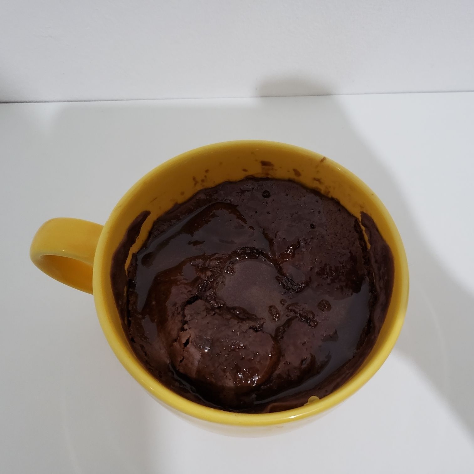 Bolo de caneca de chocolate sem ovo e sem fermento com calda