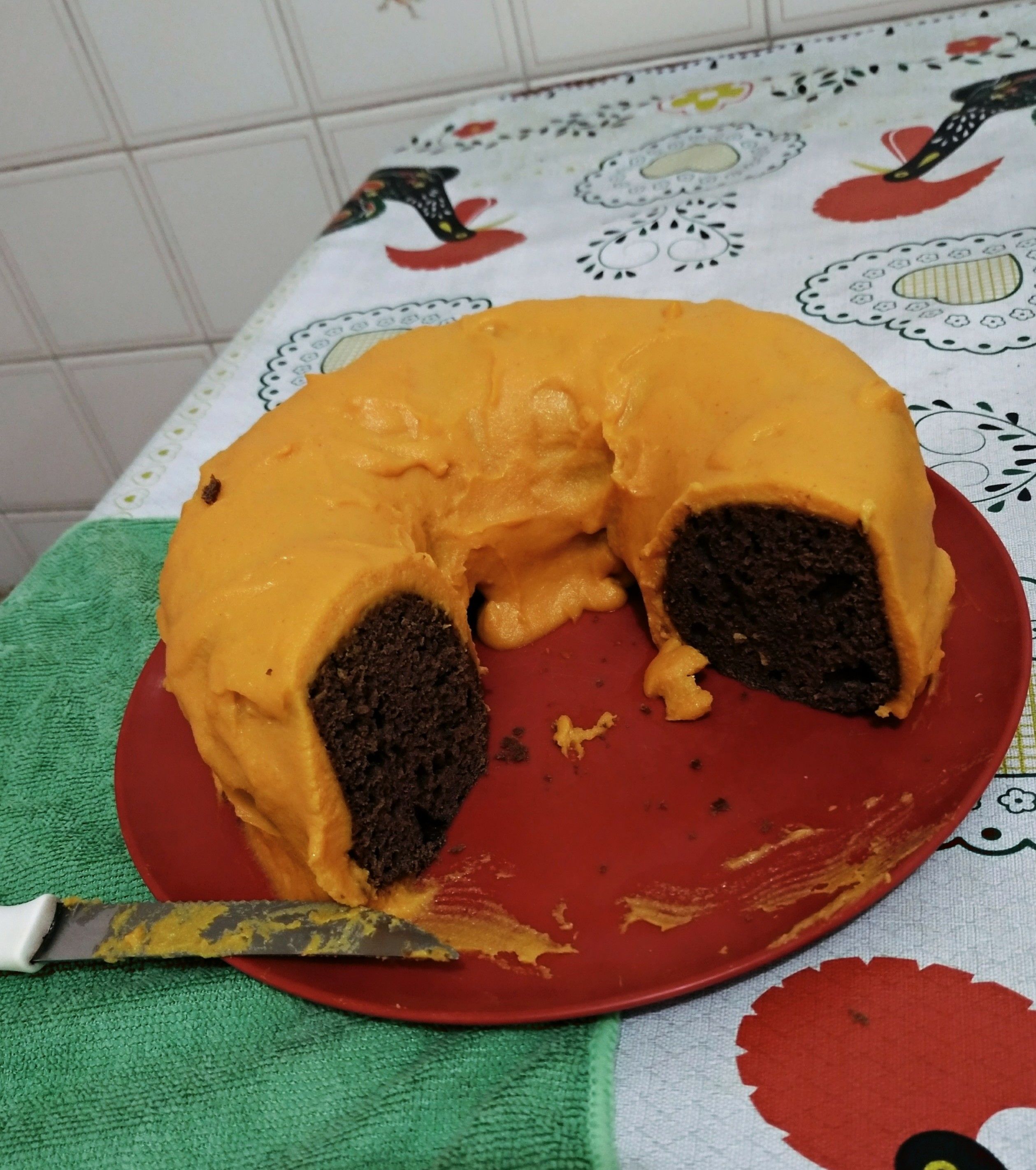 Bolo de chocolate com cobertura de cenoura