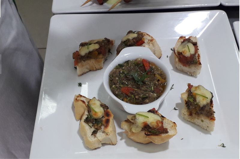 Bruschetta com fondue de berinjela com ricota e provolone Président