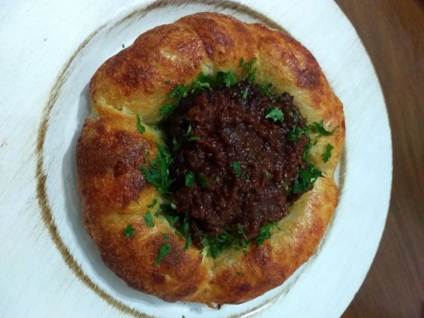 Coroa de camembert com linguiça