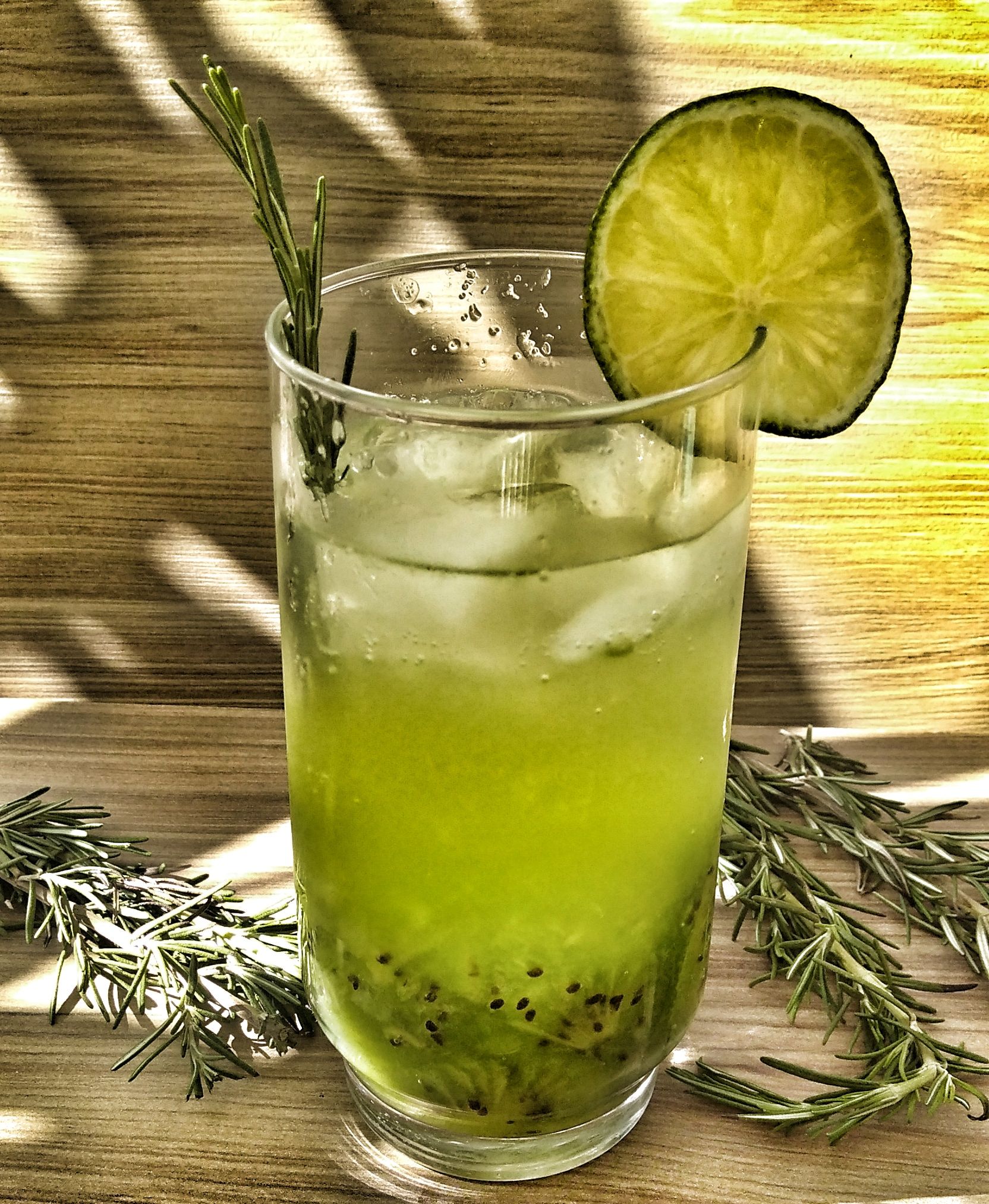 Drink sem álcool com kiwi e água de coco