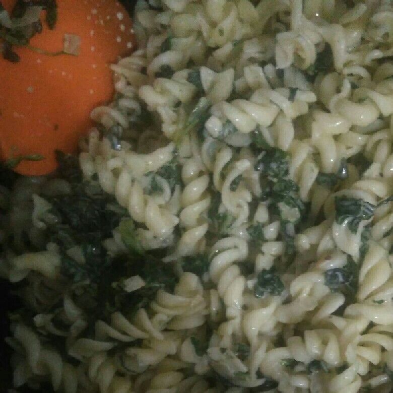 Macarrão com espinafre fácil