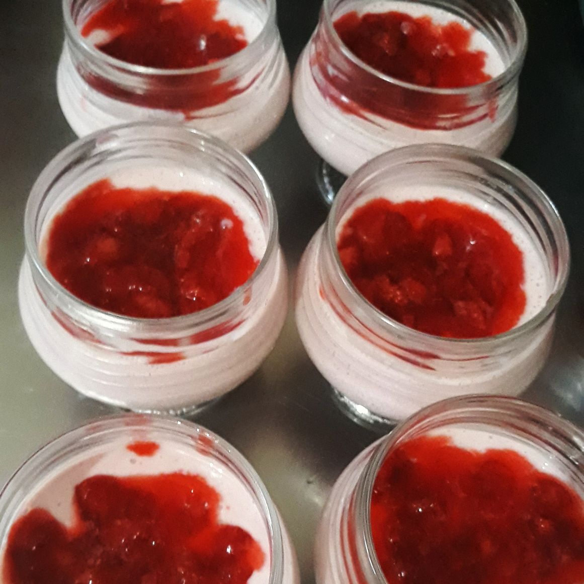 Mousse de morango com pedaços e calda