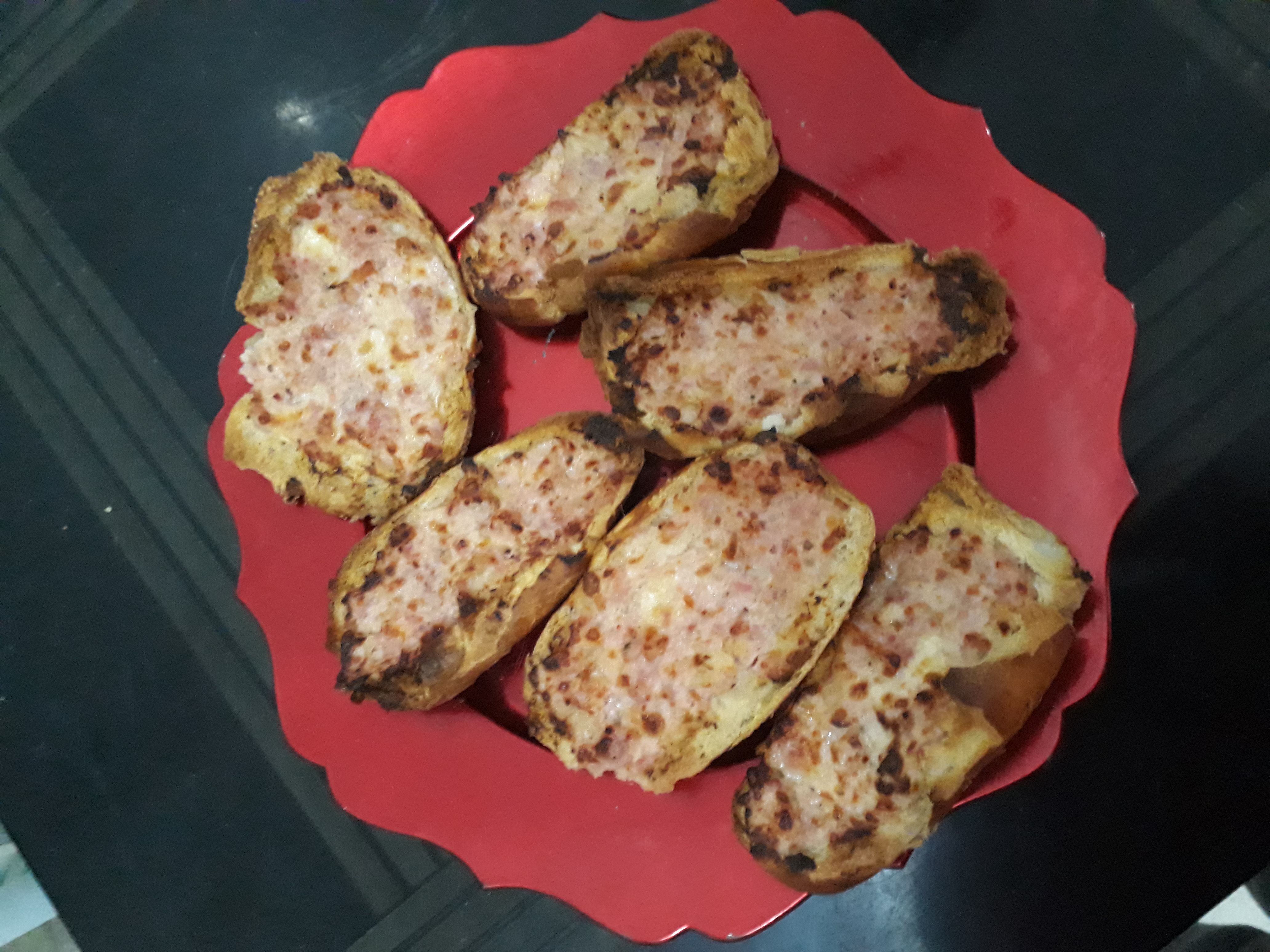 Pão com linguiça e queijo