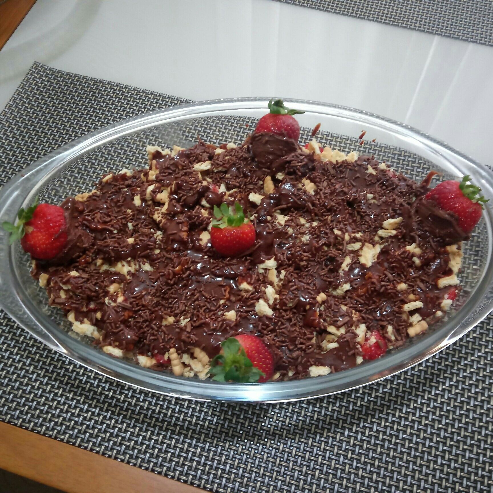 Pavê de baunilha com morangos e chocolate