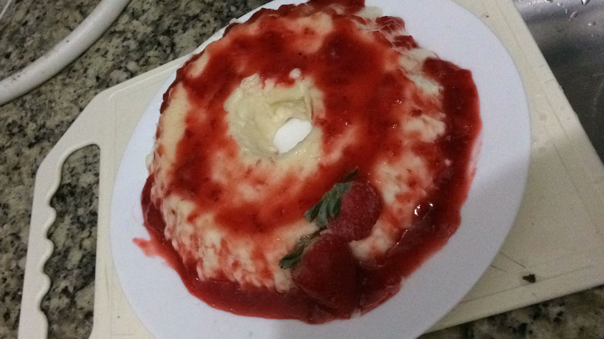 Pudim de geladeira com calda de morango