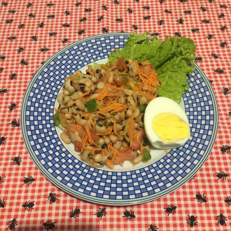 Salada de feijão fradinho simples