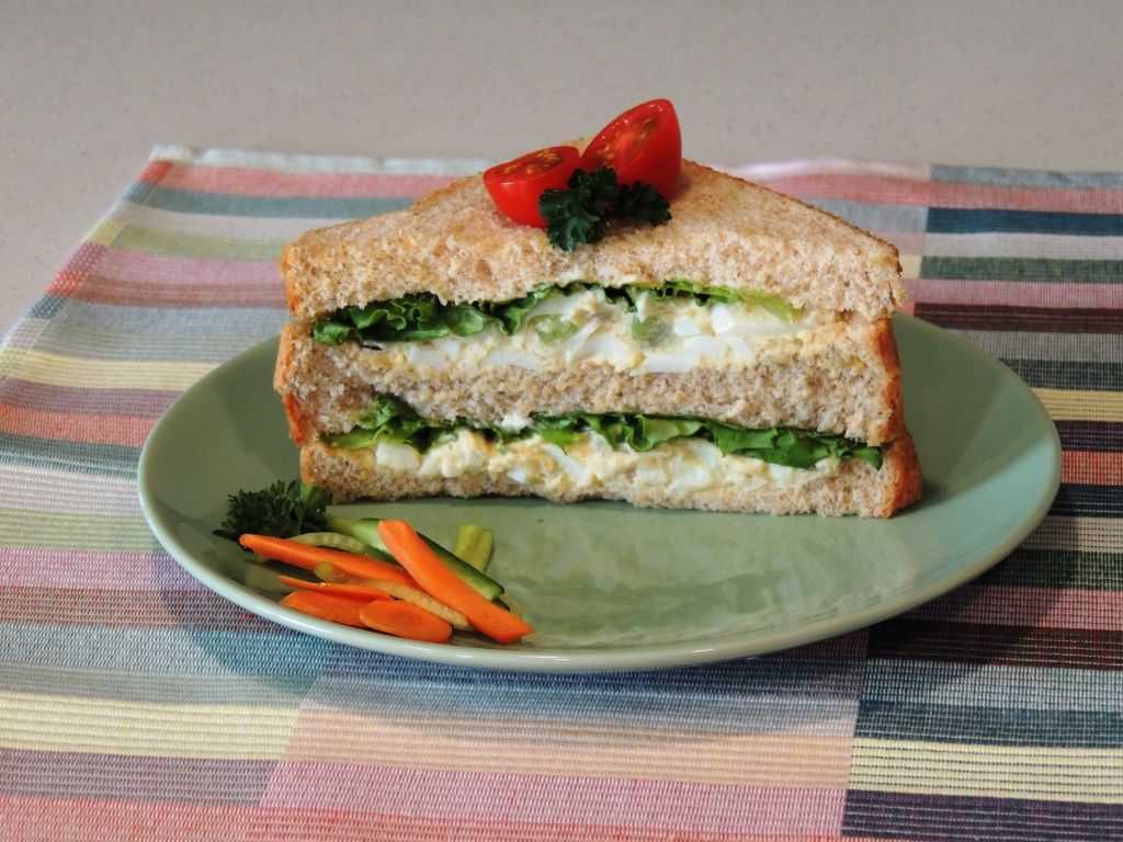 Sanduíche rápido com salada de ovos