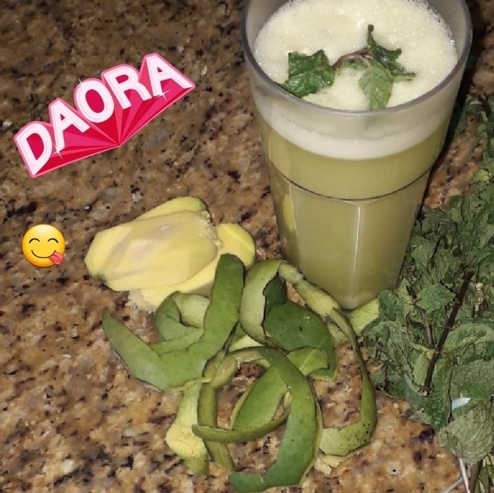 Suco de manga verde com hortelã